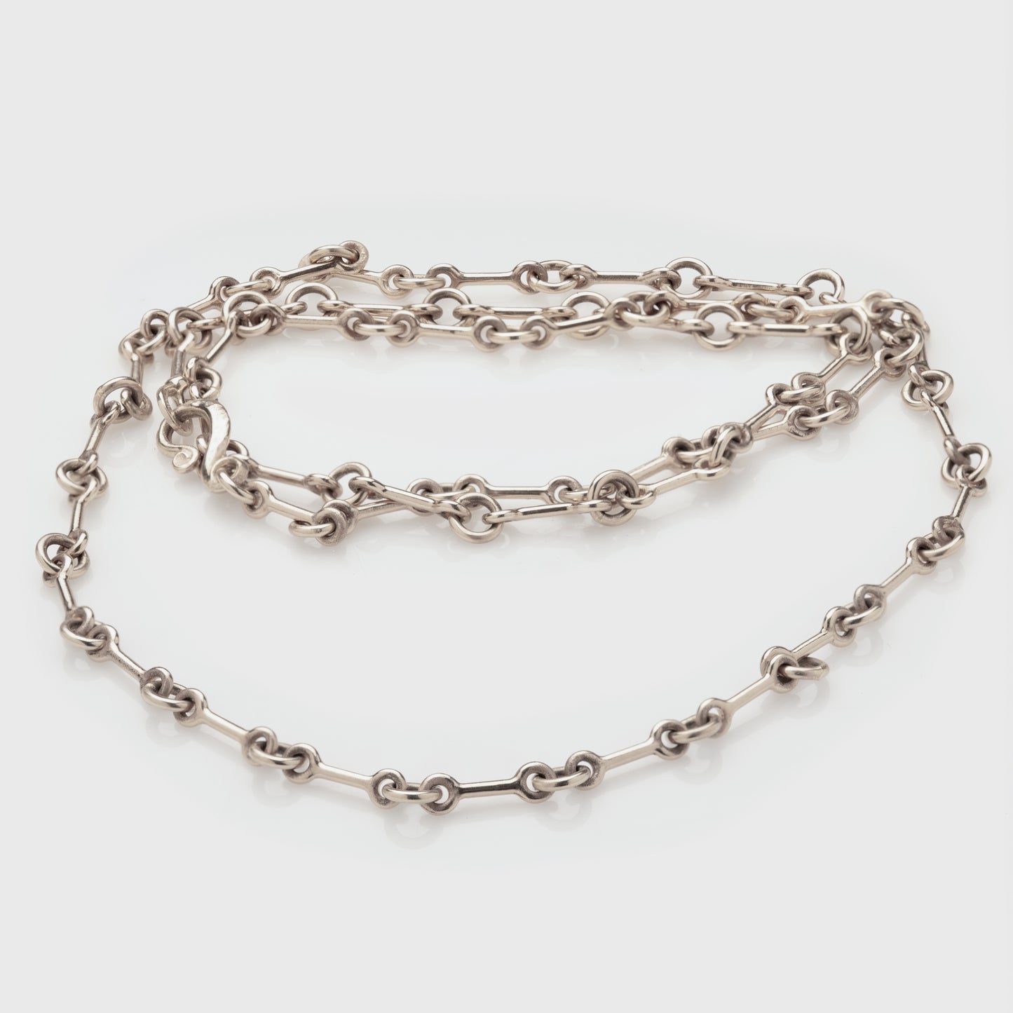 Chain in 14k white gold with an Etruscan hook clasp.