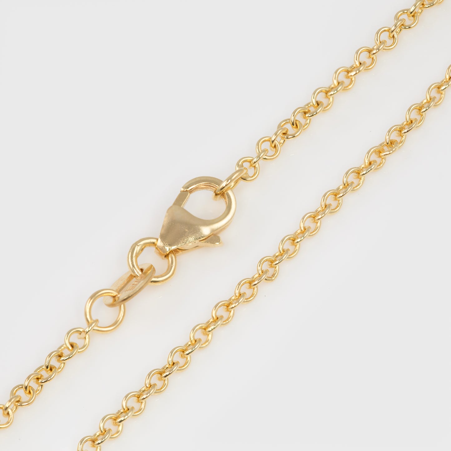 Close-up of an 18k yellow gold chain.